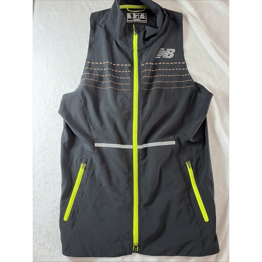 New Balance Beacon Vest (M) Black Athleisure Form Fitting Preppy Classic Lines